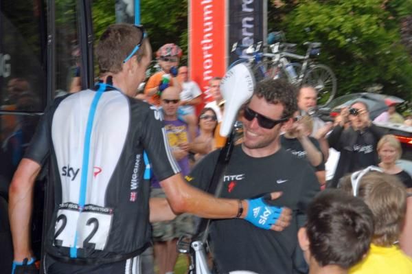 Cavendish congratulates Wiggins after his win
