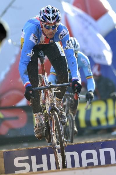 Stybar shows his bunny hopping technique
