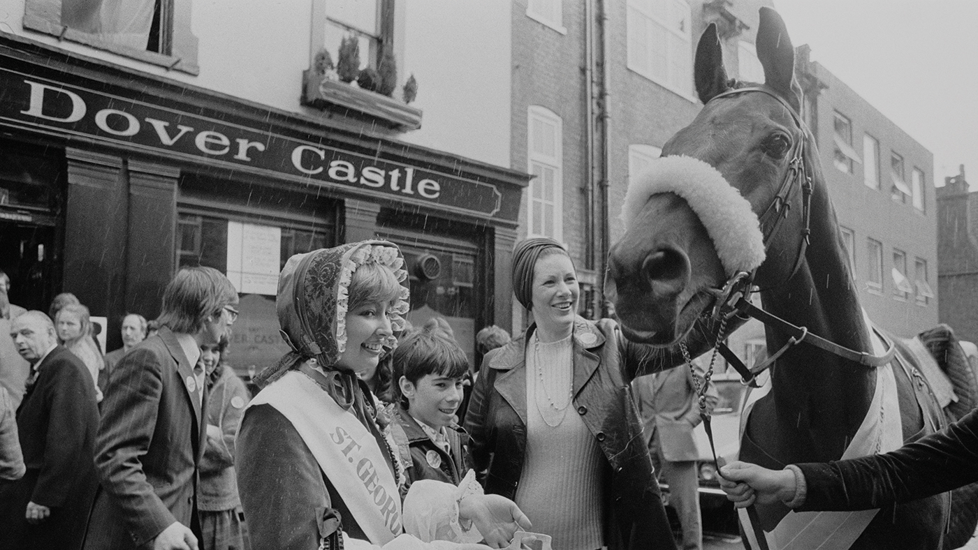 Thoroughbred steeplechaser Red Rum passing in front of the Dover Castle, while touring London West End to celebrate St George's Day, UK, 24th April 1979. (Photo by John Minihan/Evening Standard/Hulton Archive/Getty Images)