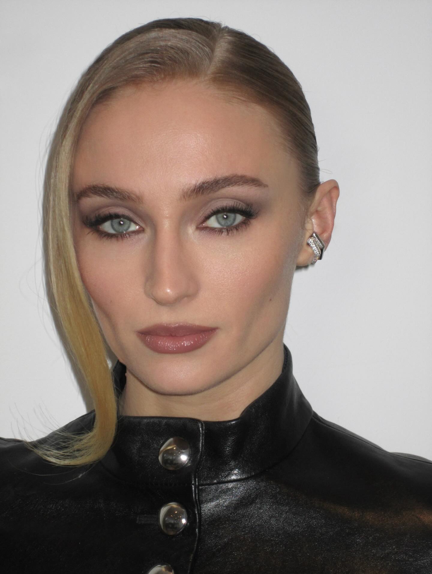 sophie turner side parting updo