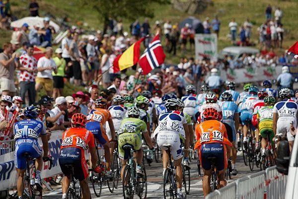 The bunch still climbing