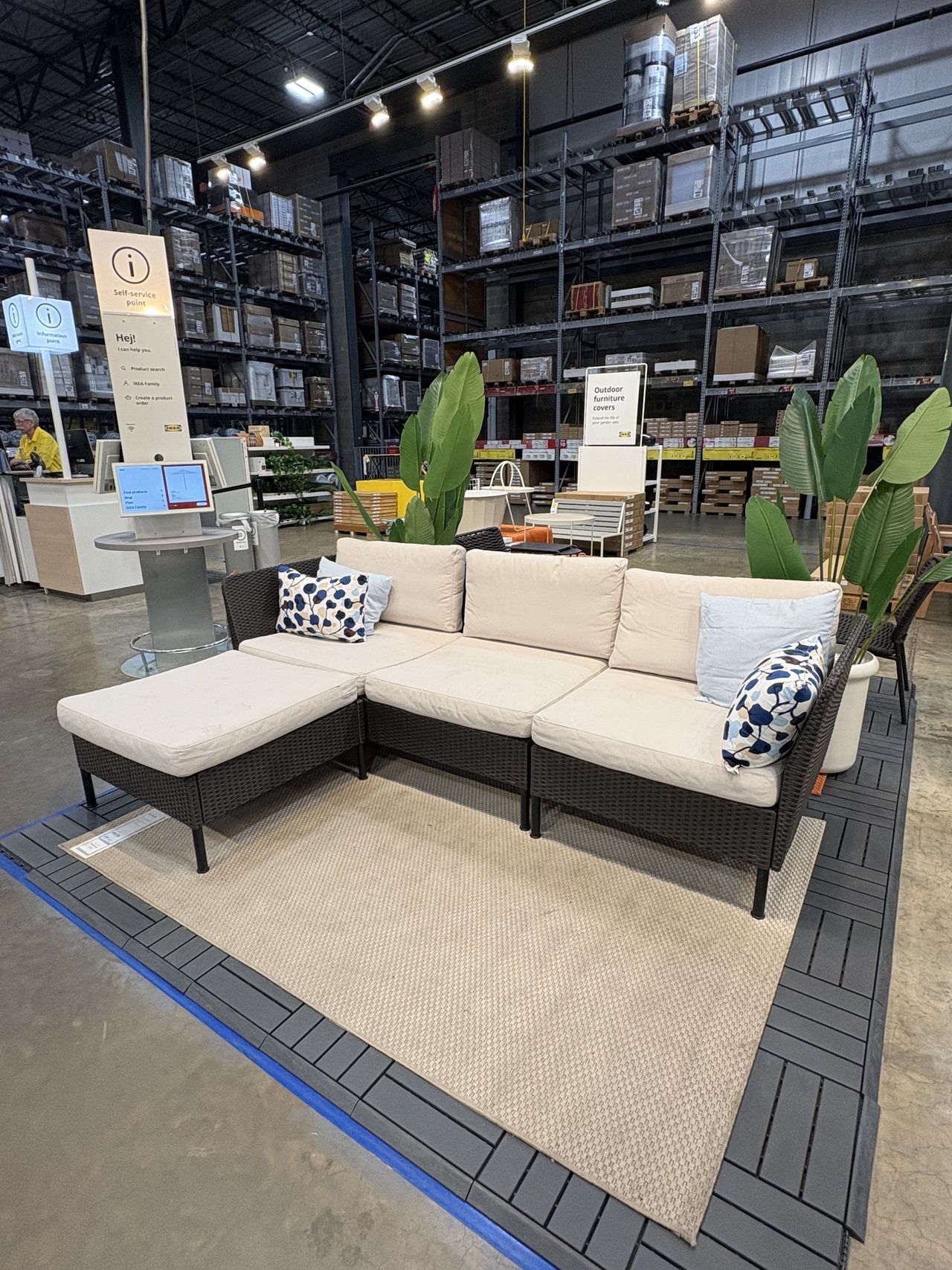 an outdoor sofa set with a black frame sitting in an ikea showroom