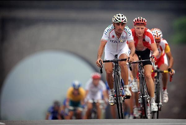 Paolo Bettini (Italy) leads Fabian Wegmann (Germany) through the great arch
