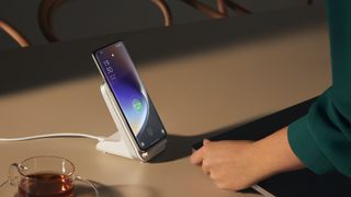 Oppo Find X5 Pro in Wireless Charging station