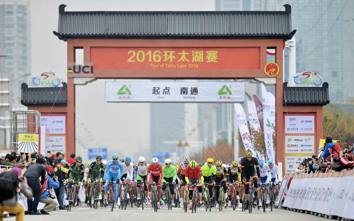 The riders set out for stage 5