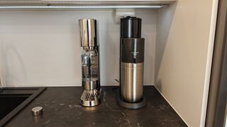 SodaStream Enso och SodaStream E-Duo sida vid sida på en mörk bänkyta.