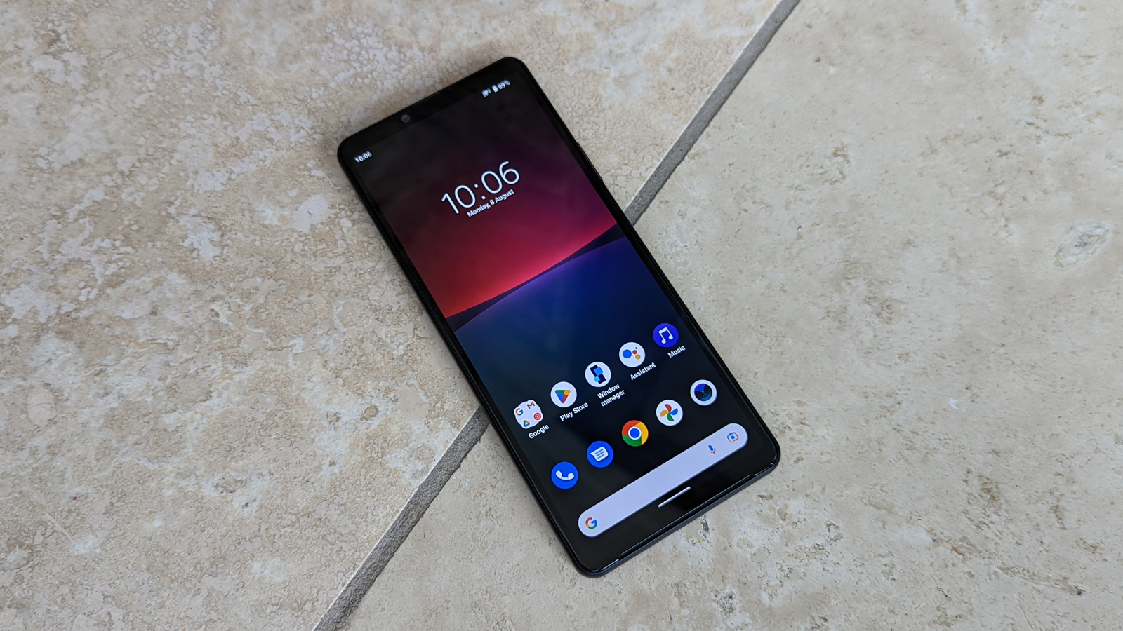 Sony Xperia 10 IV ligger på et flislagt gulv