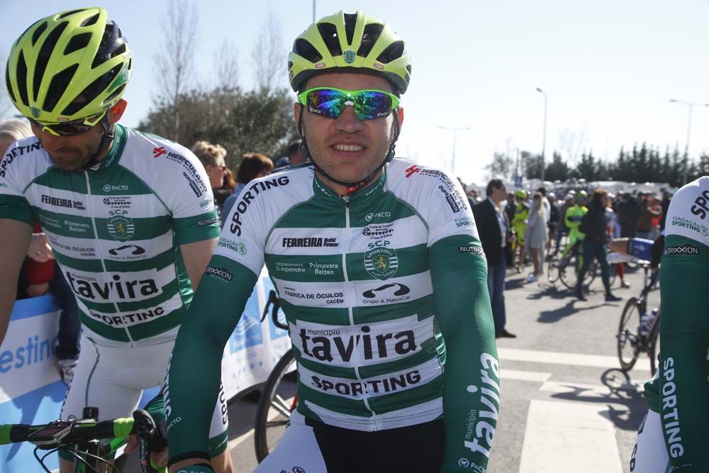 Rinaldo Nocentini shows off his new jersey