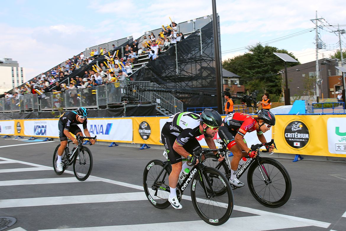 Mark Cavendish approaches top speed in Saitama.