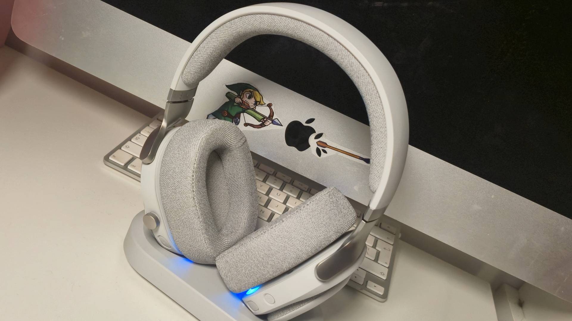 Photo by Rosalie Newcombe of the Fractal Design Scape wireless gaming headset, sitting on a white desk.