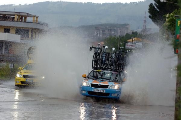 Gotcha! The Garmin-Transitions team car gives the neutral spares car a quick shower