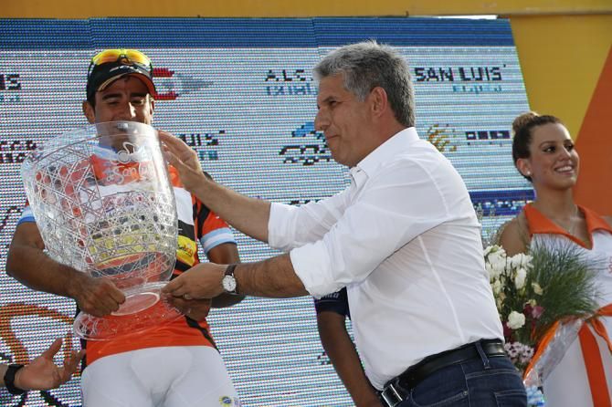 Dani D&iacute;az (Funvic- S&atilde;o Jos&eacute; dos Campos) presented with the winners cup