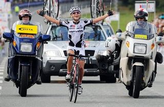 Emma Pooley wins the GP de Plouay-Bretagne by a commanding margin.