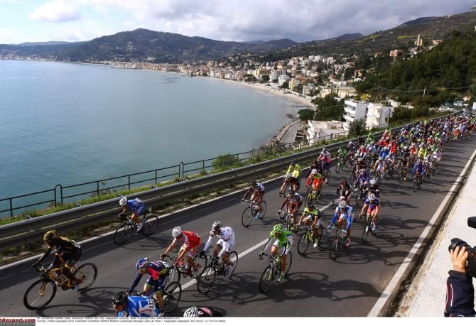 The peloton passes Lake Lac Meer