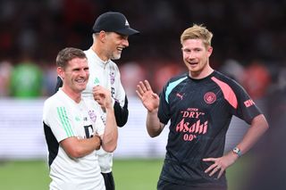 Anthony Barry, Thomas Tuchel and Kevin De Bruyne talking prior to Bayern Munich's games against Manchester City