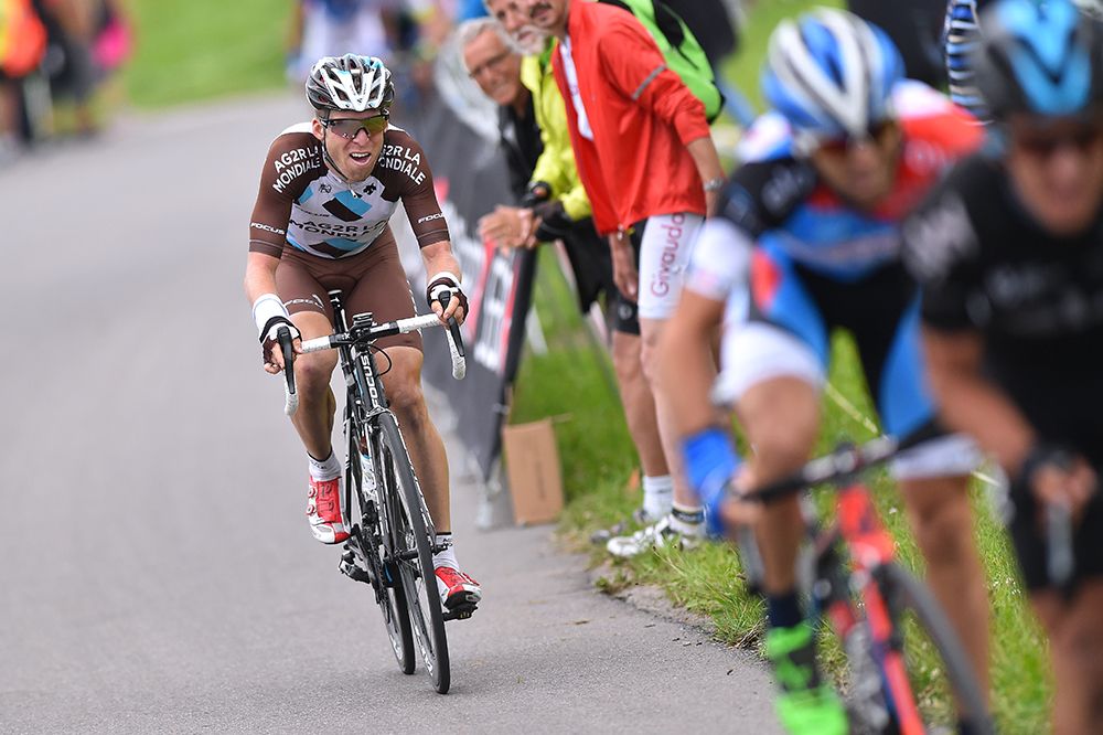 Jan Bakelants (AG2R) fights to get on the wheel