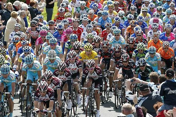 Yellow jersey Cancellara is surrounded by the CSC team at the start