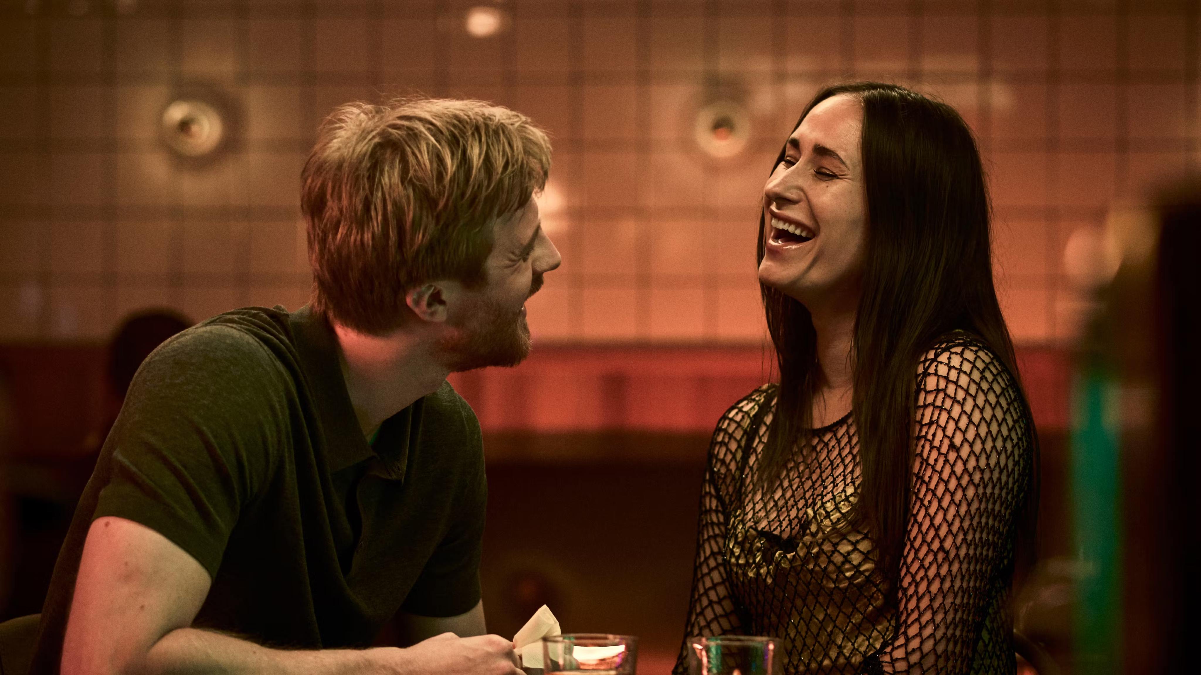 Mia og Emil på date på en restaurant i filmen Sult