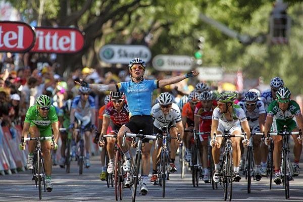 Even the traffic lights gave Mark Cavendish (Team Columbia) the all clear for a fourth stage victory.