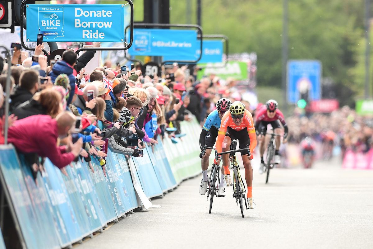 Van Avermaet launches the sprint