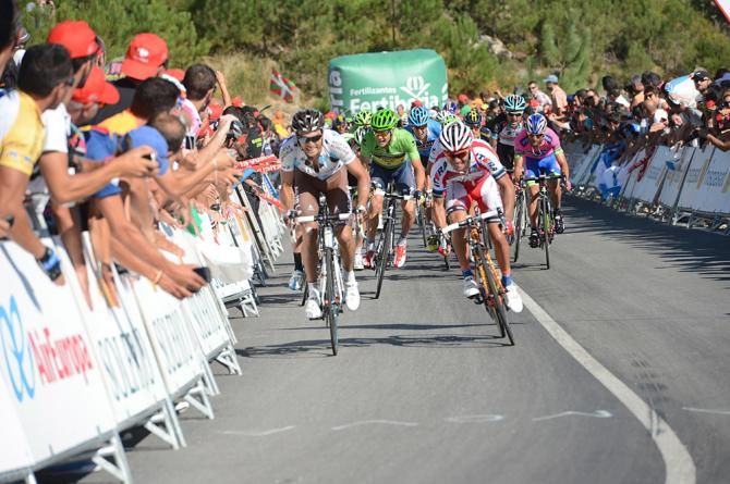 Domenico Pozzovivo and Daniel Moreno fight for the line