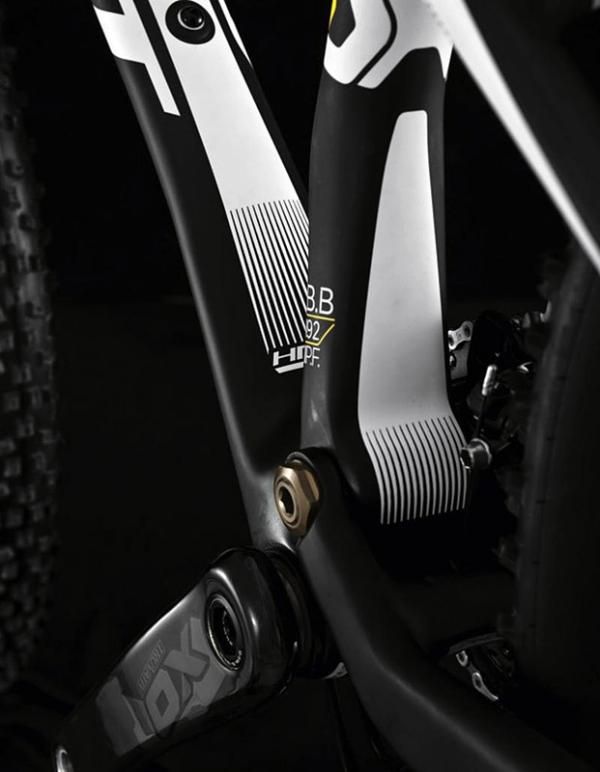 The main pivot has a wide stance and uses Genius LT hardware