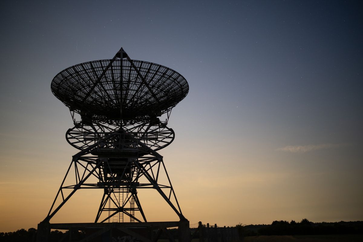 Photo of a radio telescope taken with the Viltrox AF 35mm f/1.2 LAB FE under the June 2025 strawberry moon