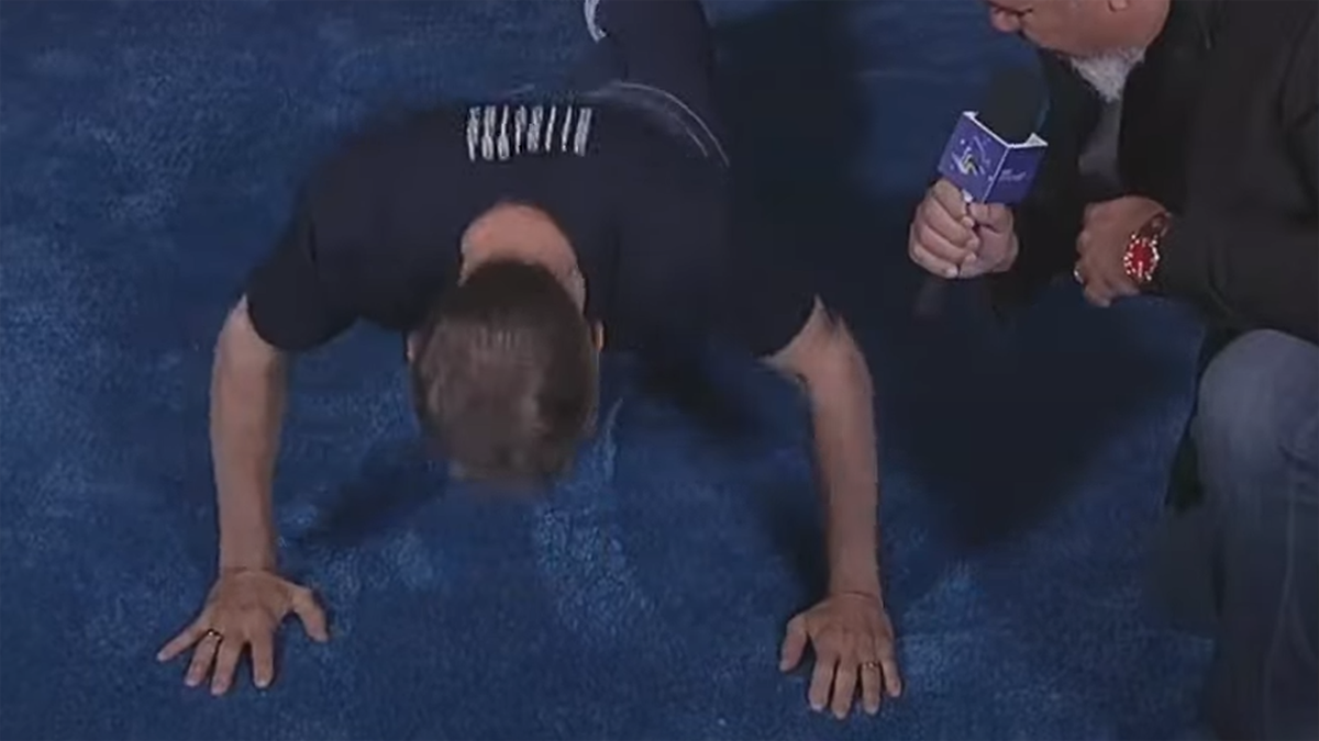 Intel&#039;s CEO Pat Gelsinger doing pushups live on stream