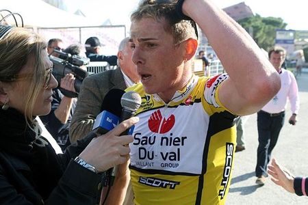 Italian Riccardo Ricc&ograve; (Saunier Duval-Scott) explains the situation to Alessandra Di Stefano of Rai.