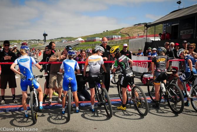 Mary McConneloug has a word with Marianne Vos at the start