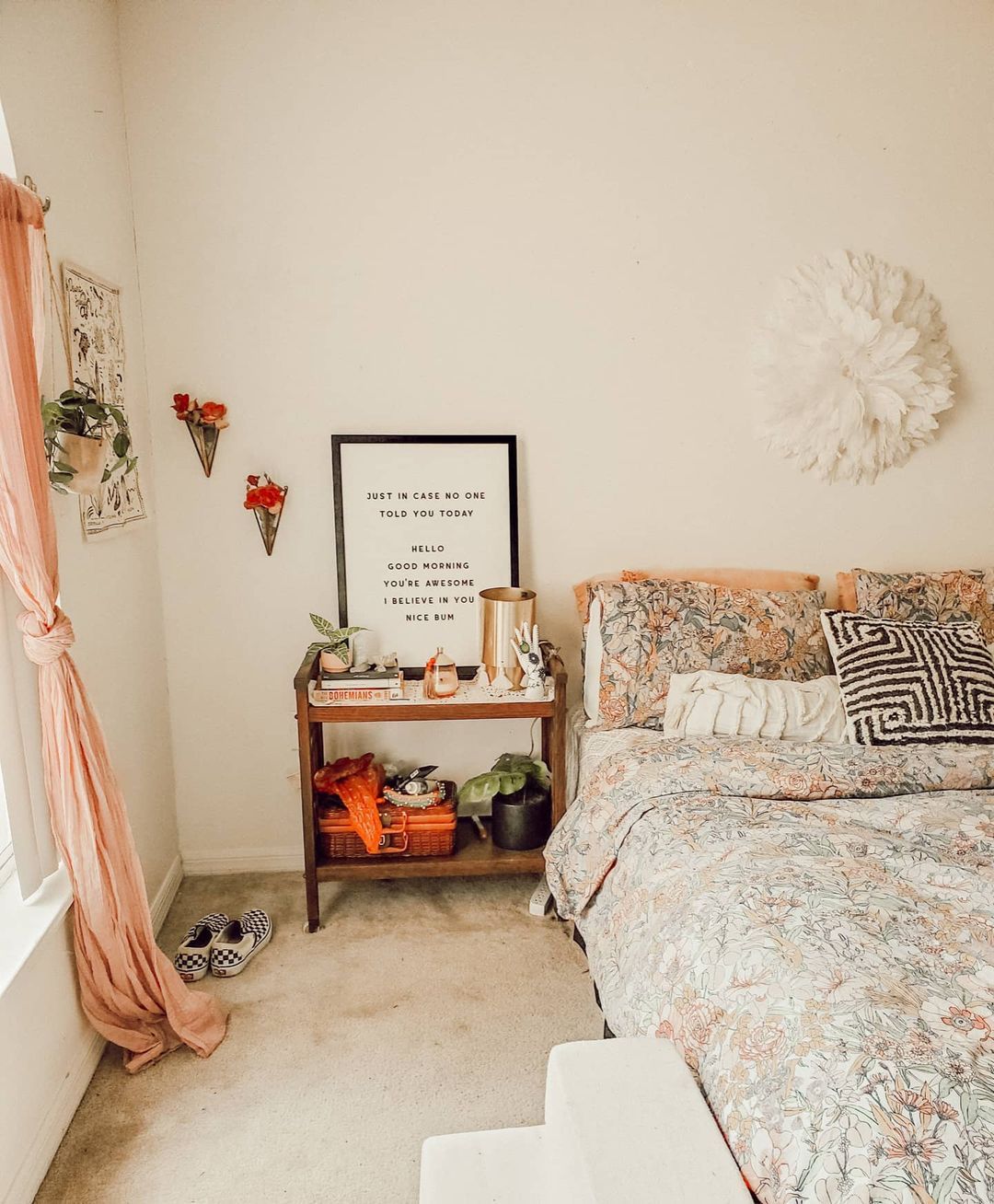 Kamar tidur krem dengan tempat tidur, rak, dan tirai