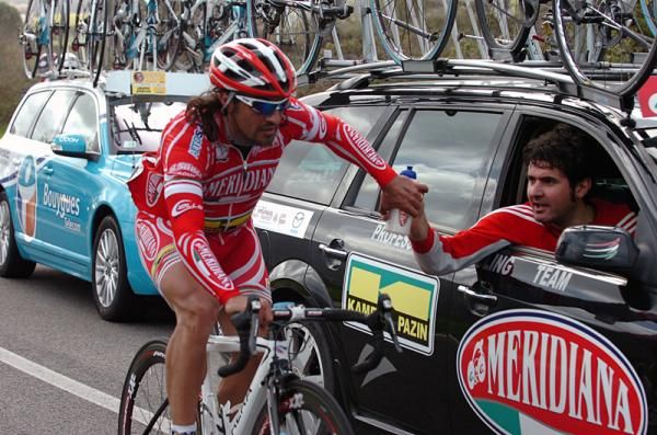 Salvatore Commesso (Meridiana Kamen Team) grabs a bottle from the team car.