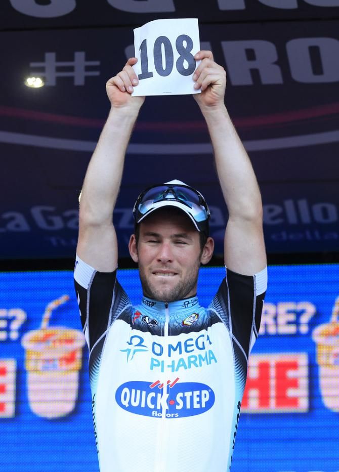 Stage 6 winner Mark Cavendish honours Wouter Weylandt on the two year anniversary of the Belgian's death at the Giro.