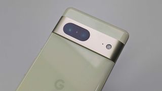 Kameramodulen på baksidan av en ljusgrön Google Pixel 7.