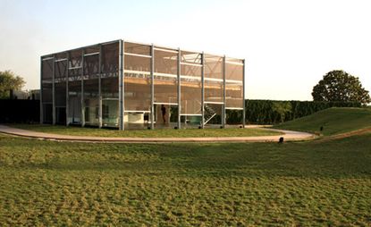 Net House, the structure is an amazingly simple box-shaped volume, made out of steel and concrete trellise