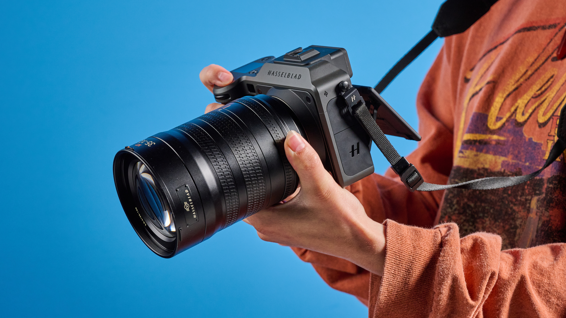 The Hasselblad X2D II 100C in hand