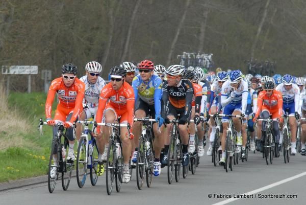 Roubaix Lille Metropole bands together at the front