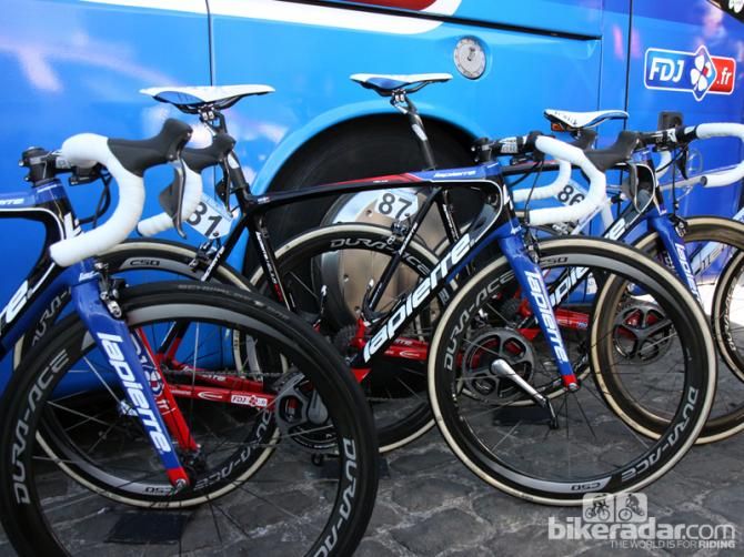 Some FDJ.fr riders have also started pairing current-generation Xelius frames with the direct-mount forks of the upcoming Aircode aero road model