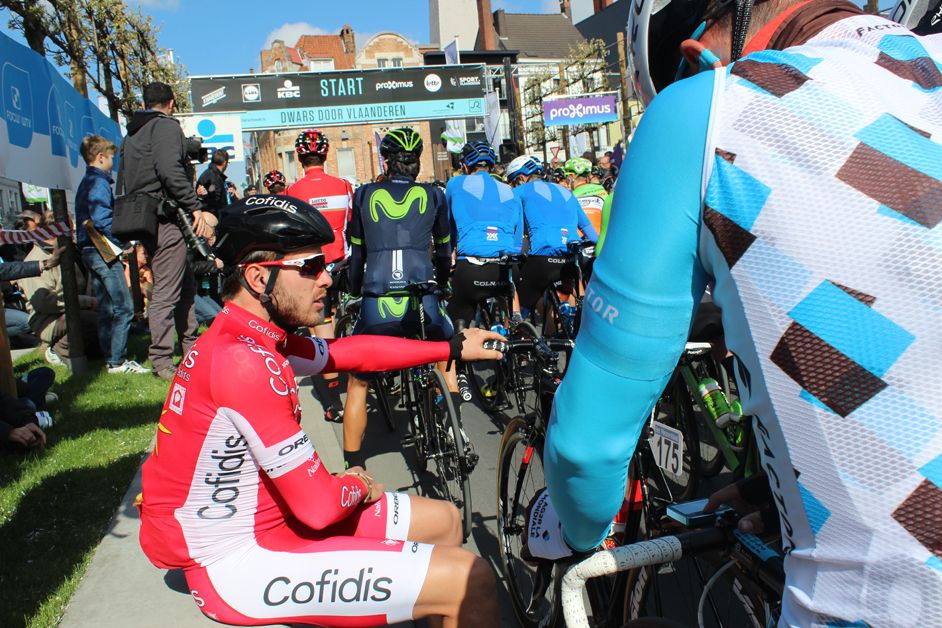 Lots of relaxed figures on the start line
