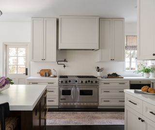 White kitchen with matte black hardware