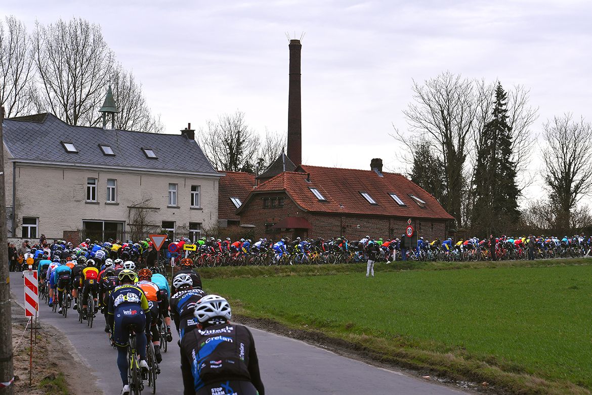 The bunch rolling through West Flanders at Omloop Het Nieuwsblad