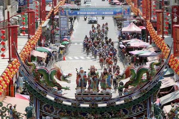 The peloton passes some distinctive Taiwanese architecture