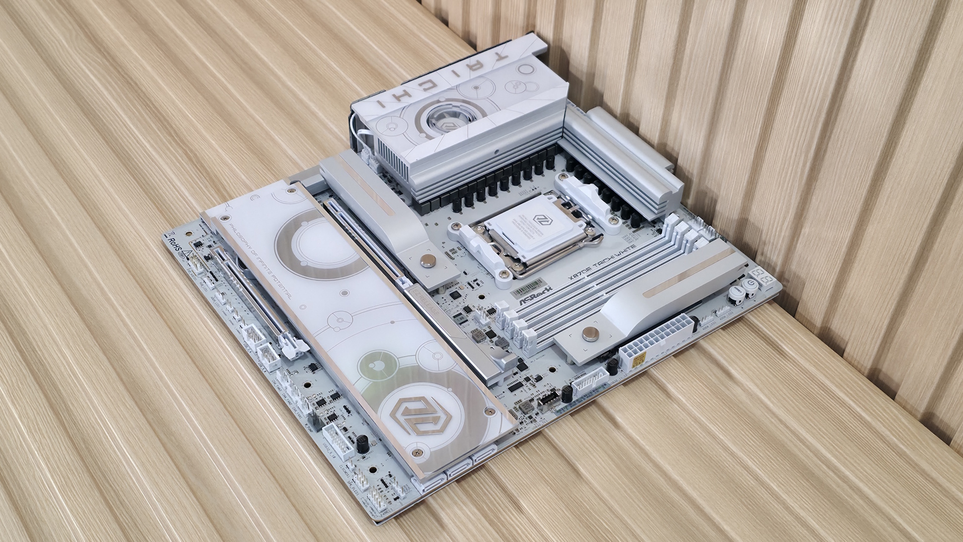 ASRock X870E Taichi White - Board images
