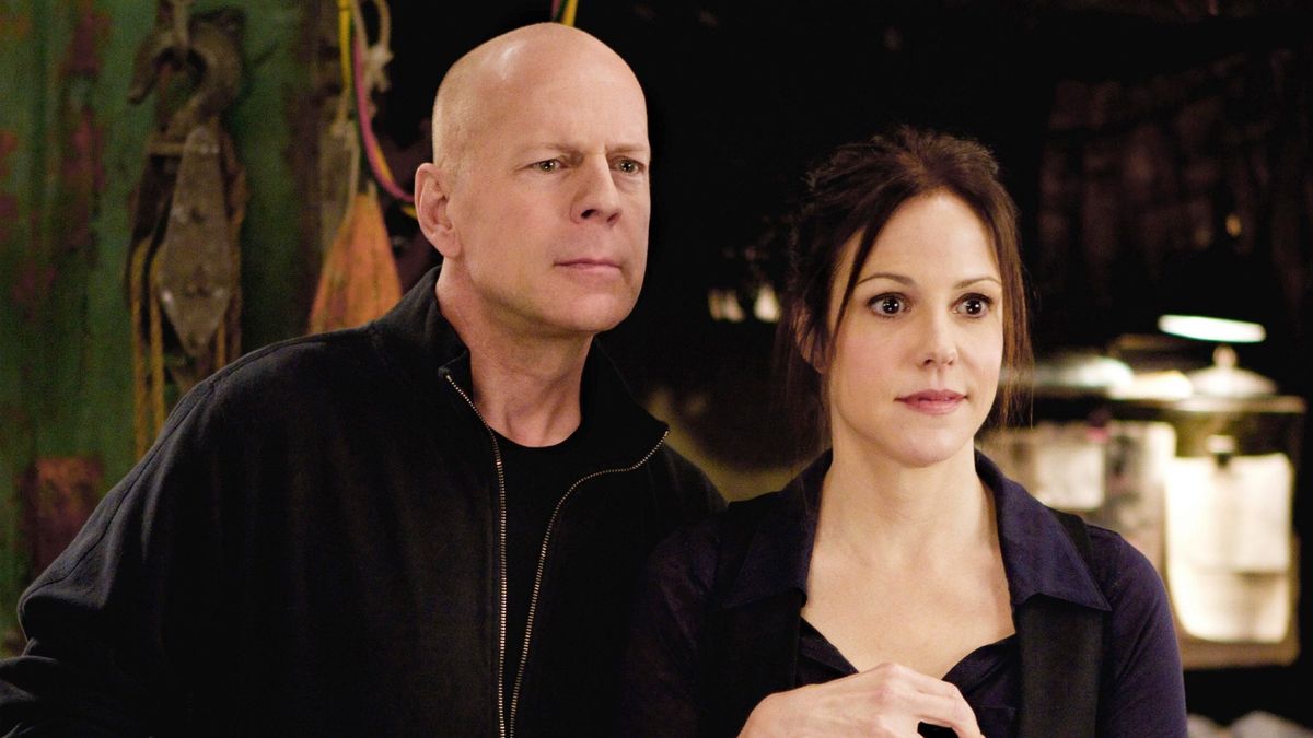 Bruce Willis and Mary Louise Parker in Red