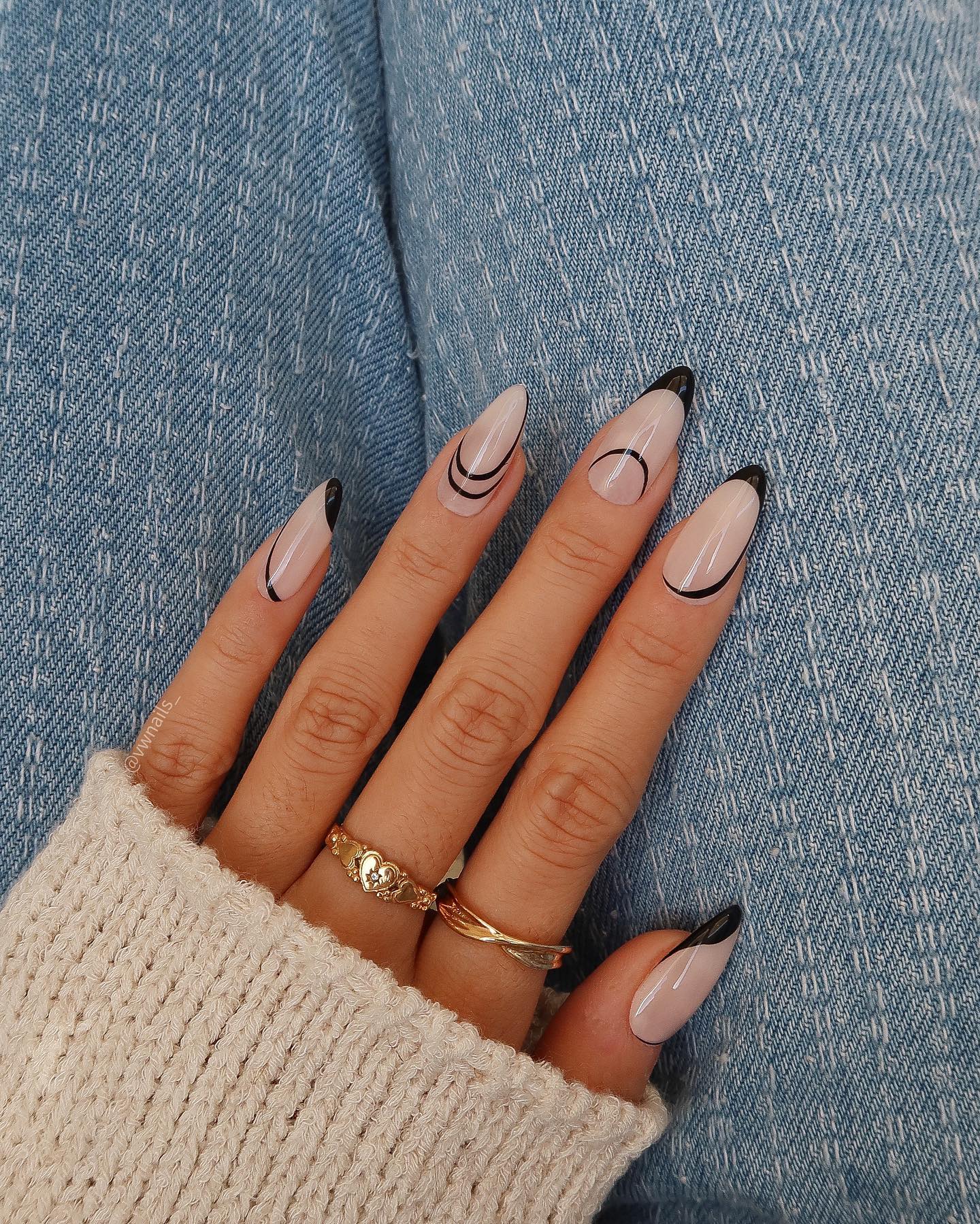 Black nail art minimalist design