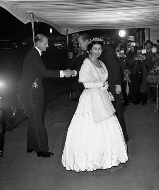 queen elizabeth best fashion 1962