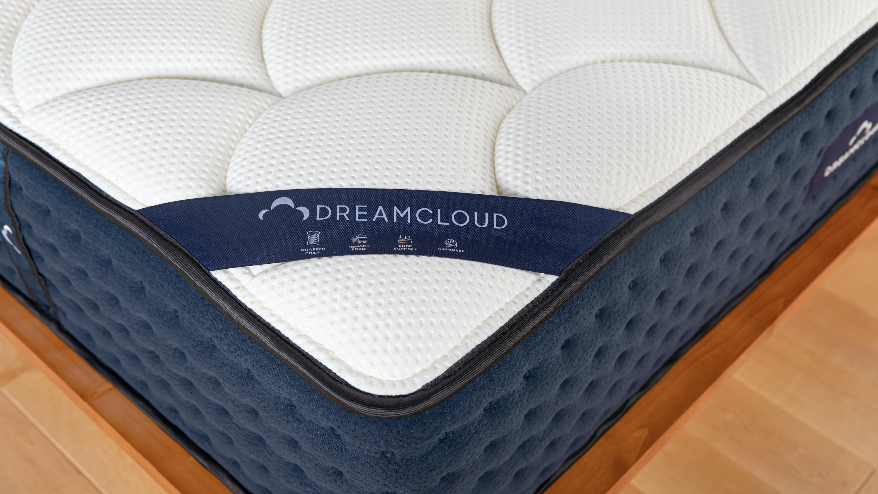 Imaginea arată husa căptușită și matlasată a saltelei DreamCloud