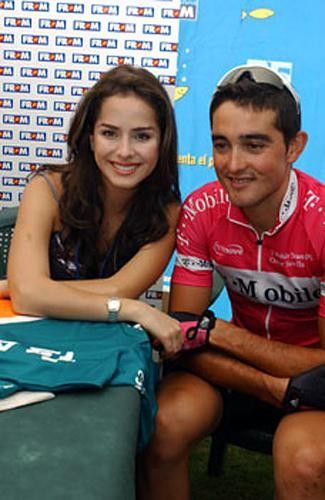 Actress Dana Garc&iacute;a gets comfy next to Oscar Sevilla (T-Mobile).