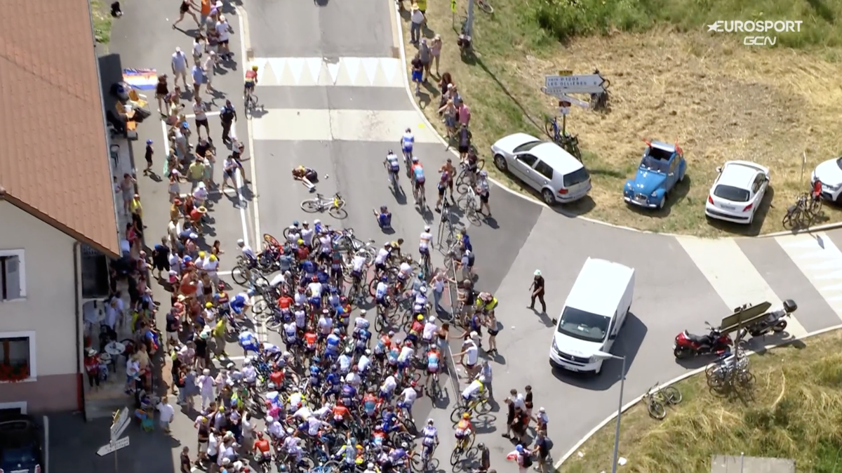 Des spectateurs provoquent une chute de plusieurs coureurs dans l’étape 15 du Tour de France