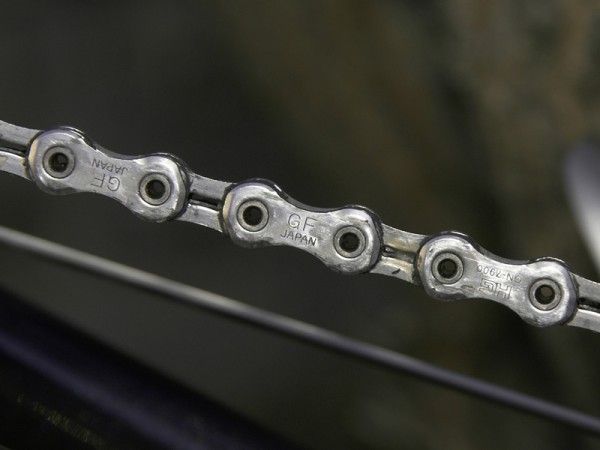 The asymmetrical chain is exceptionally quiet and shifts just as smoothly up front as out back in either direction